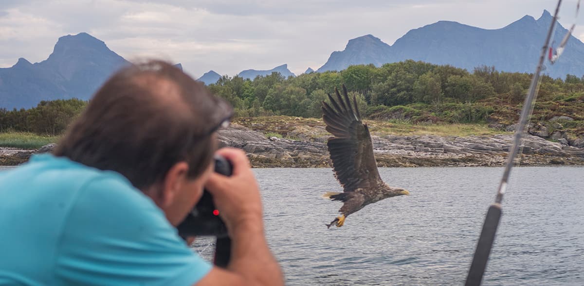 Helge Haukeland forener lidenskap for natur med yrkesliv som taksidermist, dokumentarfilmskaper og fotograf, og inspirerer nye generasjoner til naturglede.